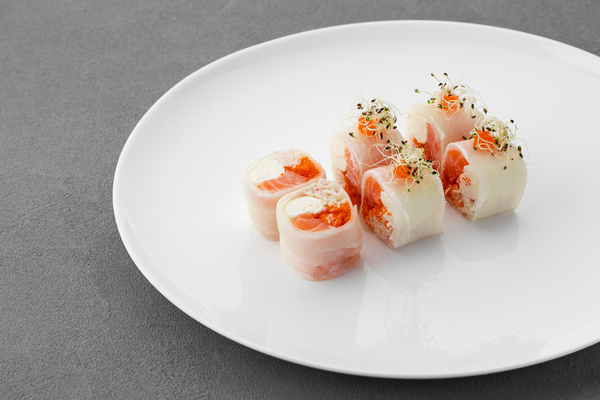 Daikon salmon roll