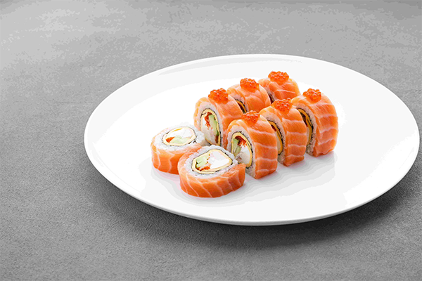 Roll de salmón, gamba y queso cheddar