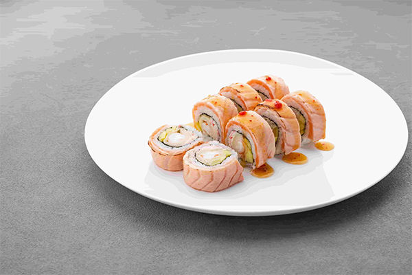 Roll with salmon, tempura shrimp, mango and jalapeño sauce