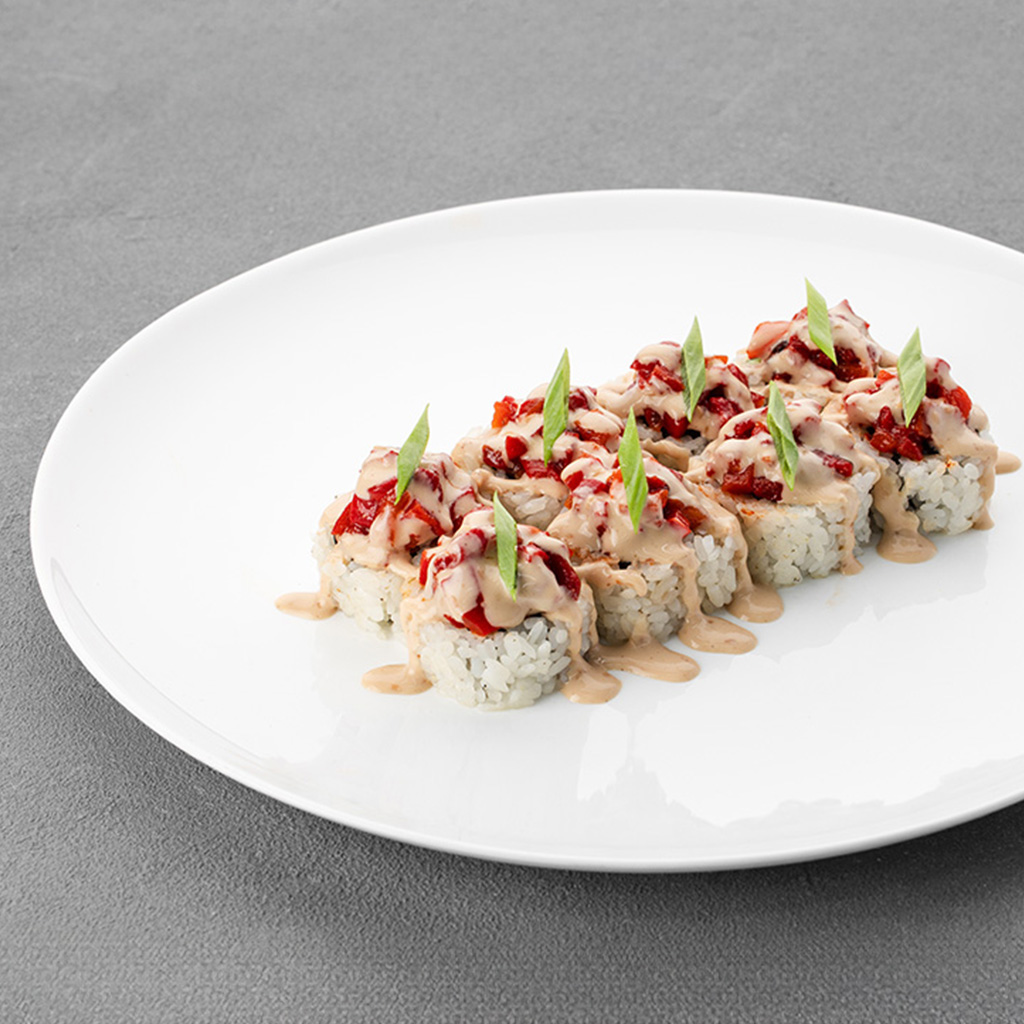 Roll with roasted pepper and sesame sauce